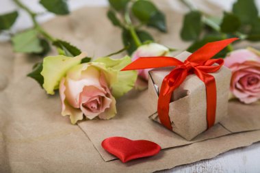 Pembe Gül, hediye ve kalpleri bir ahşap zemin üzerine. 