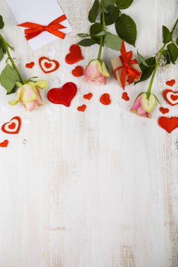 Pembe Gül, hediye ve kalpleri bir ahşap zemin üzerine. 