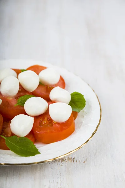 Caprese-Salat auf einem Holztisch. — Stockfoto