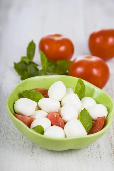 Salada Caprese em uma mesa de madeira . — Fotografia de Stock