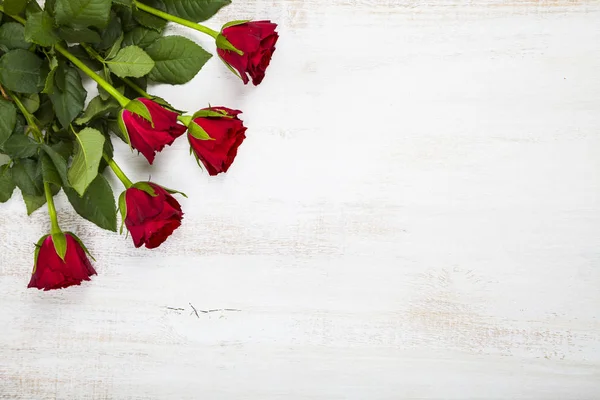 Red roses on a wooden background. — Stock Photo, Image