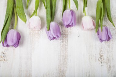 ahşap zemin üzerine lale buketi.  