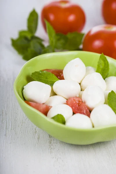 Caprese saláta egy fából készült asztal. — Stock Fotó