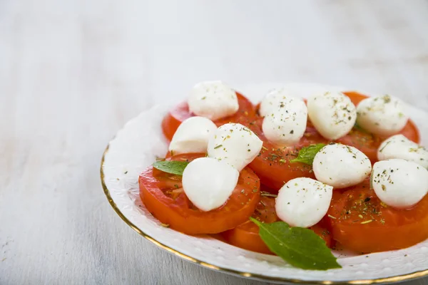 Caprese-Salat auf einem Holztisch. — Stockfoto