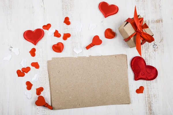 Papír, dárky a srdce na dřevěné pozadí. Blahopřání wit — Stock fotografie