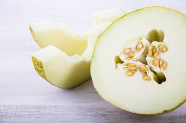 Ahşap bir masada kavun.