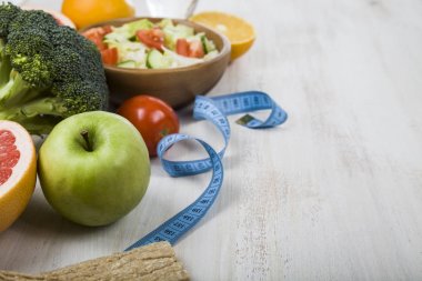 Gıda diyet ahşap bir masa için.  