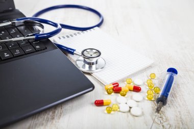 Doktor çalışma alanı ile bir stetoskop ahşap masa.