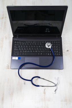 Sağlık kavramı. Bir dizüstü bilgisayarda stetoskop