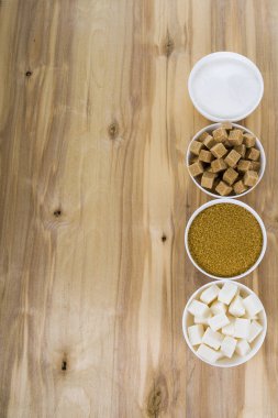 Farklı tür bir eski kahverengi masada beyaz ve kahverengi şeker 
