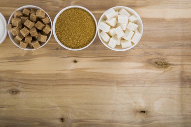 Farklı tür bir eski kahverengi masada beyaz ve kahverengi şeker 