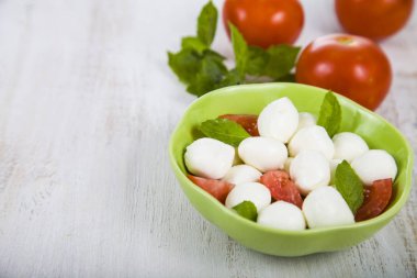 Ahşap bir masa üzerinde Caprese salatası.  
