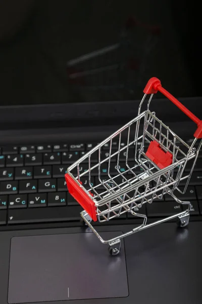노트북 쇼핑 바구니입니다. 온라인 쇼핑의 개념. — 스톡 사진