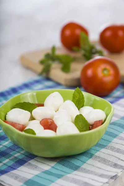 Salada Caprese em uma mesa de madeira . — Fotografia de Stock