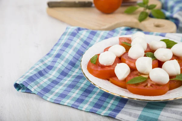 Salát Caprese na dřevěný stůl. — Stock fotografie