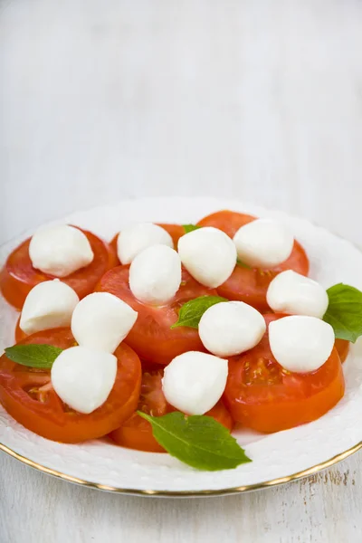 Caprese-Salat auf einem Holztisch. — Stockfoto