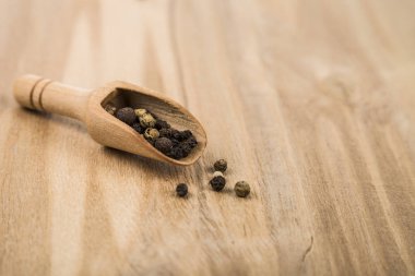 Bir ahşap tahta üzerinde kırmızı biber