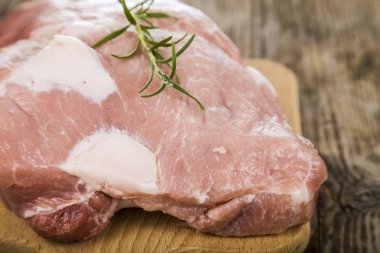 Domuz eti ve baharat masanın üzerinde. Pişirme.