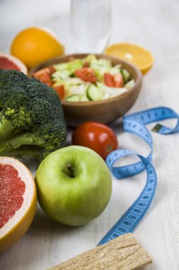 Gıda diyet ahşap bir masa için.  