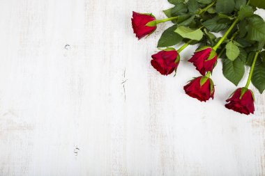 Ahşap arka planda kırmızı güller. 