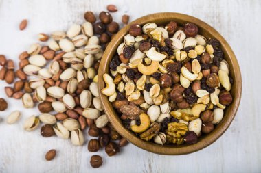 Ahşap bir kase içinde fındık. Üstten Görünüm.