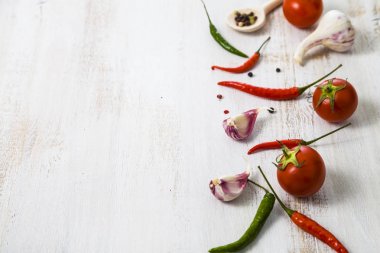 Sebze ve ahşap bir masa içinde baharatlar.