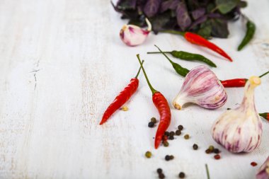 Maydanoz, dereotu, fesleğen hafif ahşap arka plan üzerinde.