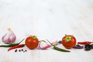 Sebze ve ahşap bir masa içinde baharatlar.