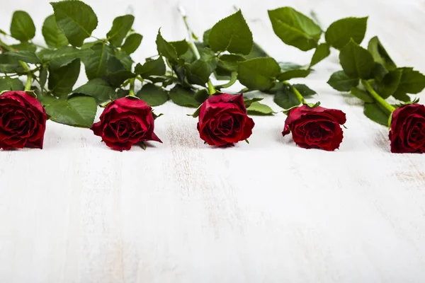 Czerwone róże na drewnianym tle. — Zdjęcie stockowe
