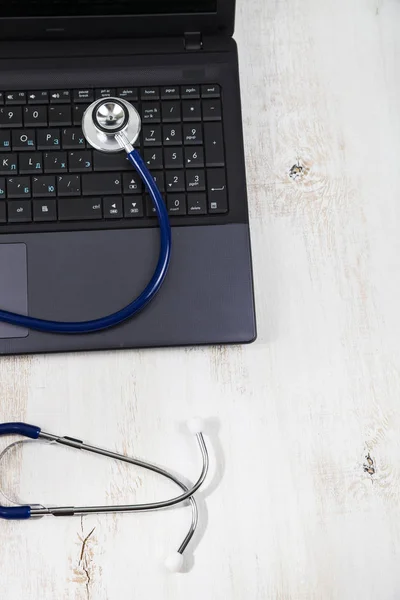 Gesundheitskonzept. Stethoskop auf dem Laptop — Stockfoto