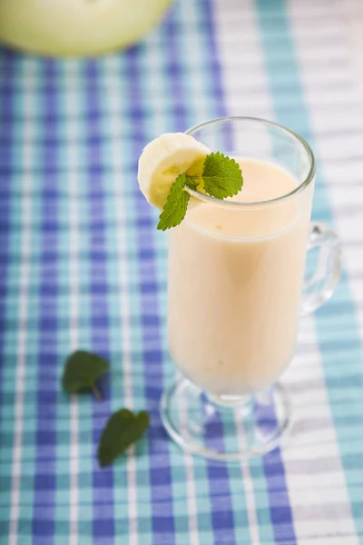 Frullato con melone su un tavolo di legno . — Foto Stock