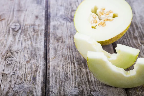 Melon på ett träbord — Stockfoto