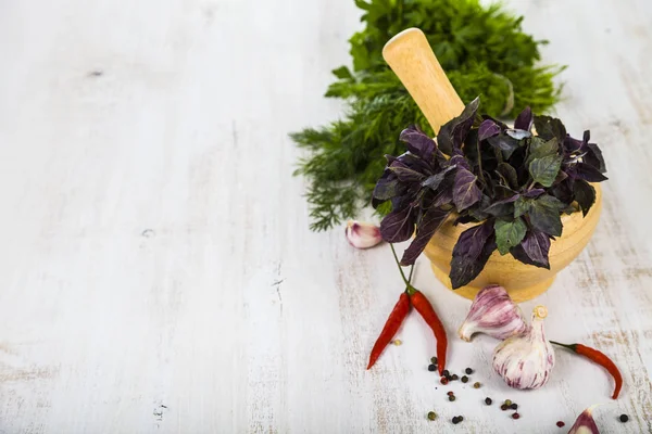 Prezzemolo, aneto e basilico su fondo di legno chiaro . — Foto Stock