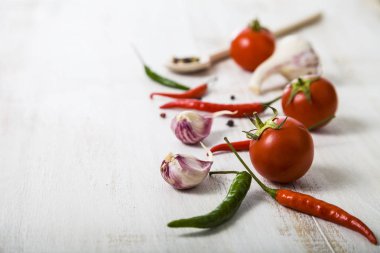 Sebze ve ahşap bir masa içinde baharatlar. 