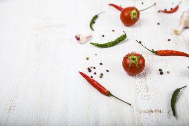 Sebze ve ahşap bir masa içinde baharatlar. 