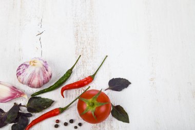 Sebze ve ahşap bir masa içinde baharatlar. 