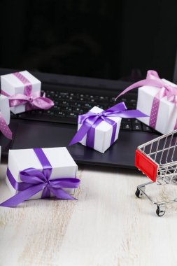 Bir dizüstü bilgisayarda birçok hediye kutuları.