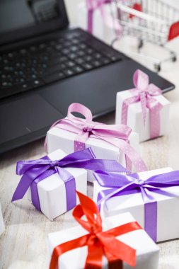 Bir dizüstü bilgisayarda birçok hediye kutuları.