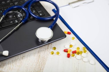Doktor çalışma alanı ile bir stetoskop 