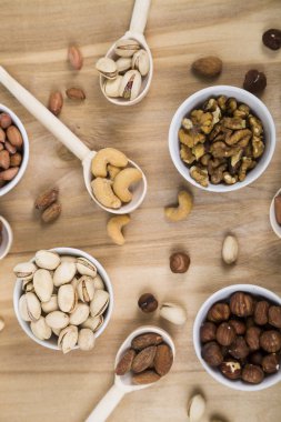 Ahşap bir masa üzerinde bir tabak içinde fındık 