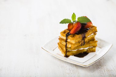 Çilek ve çikolata üzerinde ahşap masa ile lezzetli gözleme. 