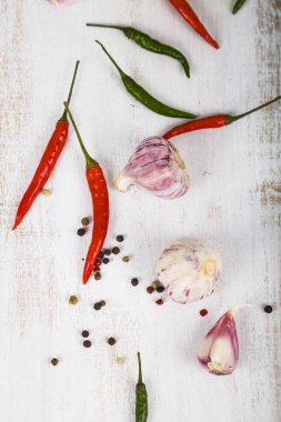 Sebze ve ahşap bir masa içinde baharatlar.