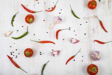 Sebze ve ahşap bir masa içinde baharatlar.