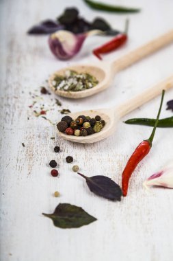 Sebze ve ahşap bir masa içinde baharatlar.