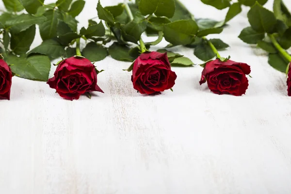 Czerwone róże na drewnianym tle. — Zdjęcie stockowe