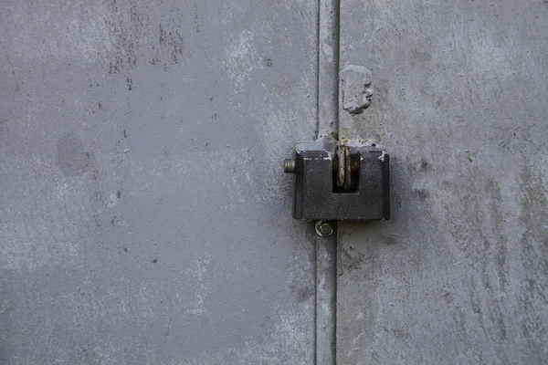 有锁的生锈的旧门 — 图库照片