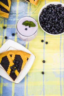 Bir yaban mersini turtası ve smoothies parça 