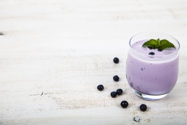 Böğürtlenli yoğurt ahşap bir masa üzerinde . 