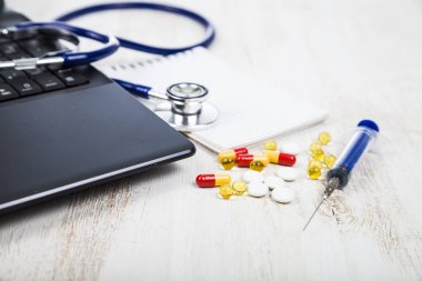 Doktor çalışma alanı ile bir stetoskop ahşap masa. 