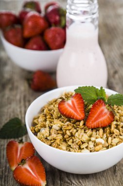 Granola ve smoothies çilek ile